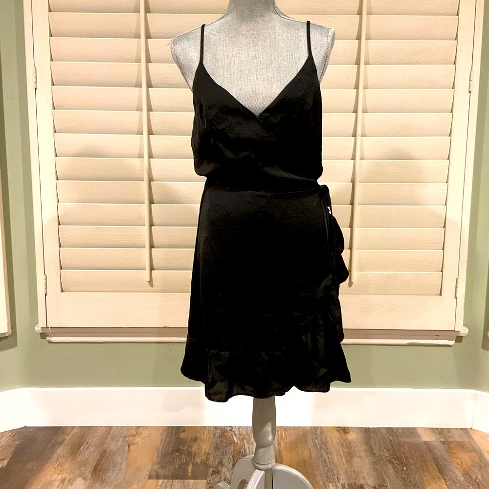 Women’s black mini-dress. Wraps and ties at the waist. Size Medium